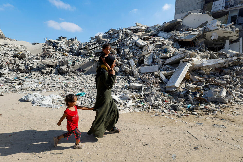 Palestinci šetaju ruševinama u Gazi, Foto: Reuters