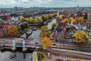 Amsterdam: Statua Ane Frank ofarbana crvenom bojom uz natpis...