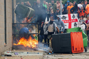 Nemiri širom Britanije: Demonstranti koji se protive imigraciji...