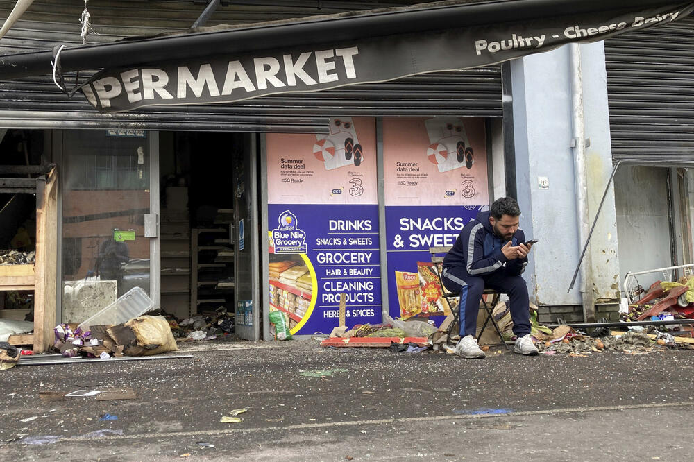 Abdelkader Mohamad al Aluš ispred svoje prodavnice koja je uništena u neredima u Belfastu, Foto: Beta/AP