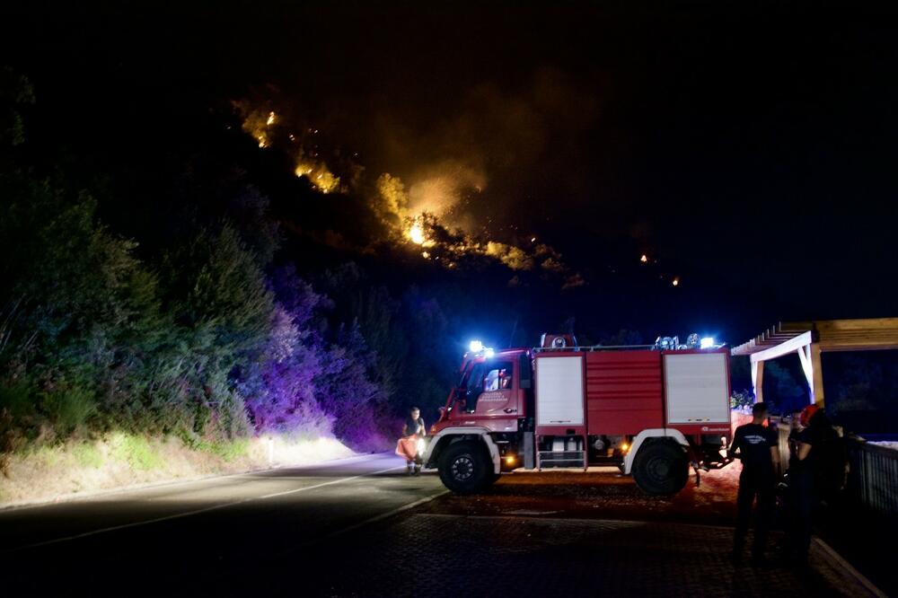 Vatrogasci gase požar na brdu iznad Reževića, Foto: Ivan Čučuk