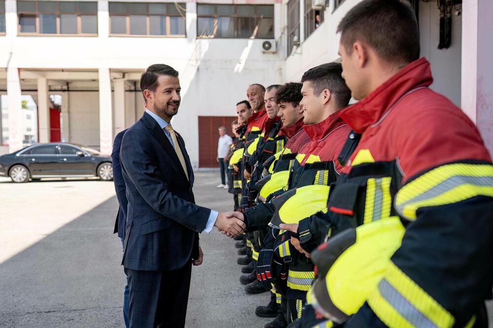 <p>Iz Kancelarije za odnose s javnošću predsjednika Crne Gore je saopšteno da je povodom brojnih aktivnih požara proteklih sedmica i izazova sa kojima se suočavaju vatrogasci u zaštiti života građana i njihove imovine, Milatović obišao Službu zaštite i spašavanja Glavnog grada</p>