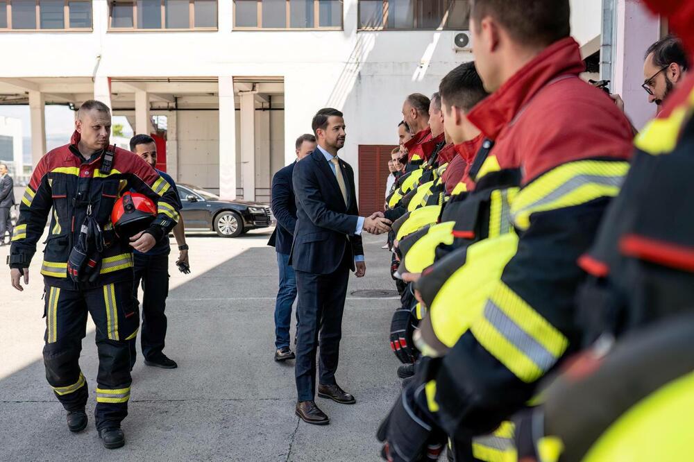 <p>Iz Kancelarije za odnose s javnošću predsjednika Crne Gore je saopšteno da je povodom brojnih aktivnih požara proteklih sedmica i izazova sa kojima se suočavaju vatrogasci u zaštiti života građana i njihove imovine, Milatović obišao Službu zaštite i spašavanja Glavnog grada</p>