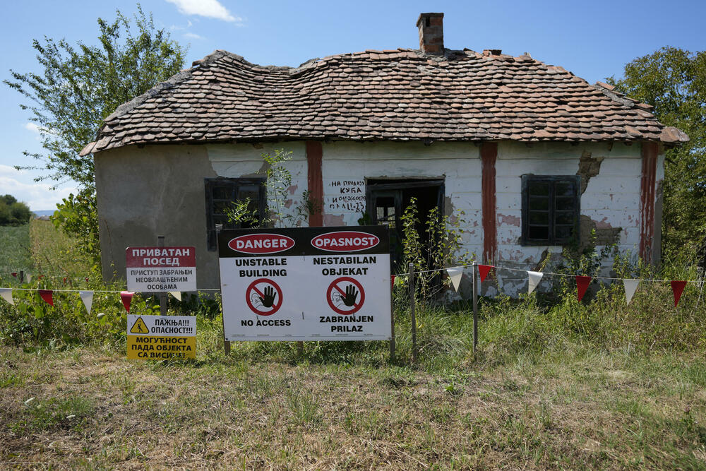 <p>AP piše da je to bujna poljoprivredna dolina u zapadnoj Srbiji koja sadrži jedno od najbogatijih nalazišta litijuma u ​​Evropi, metala koji se koristi za pravljenje baterija za električne automobile i koji je ključan za globalni prelazak na "zelenu energiju"</p>