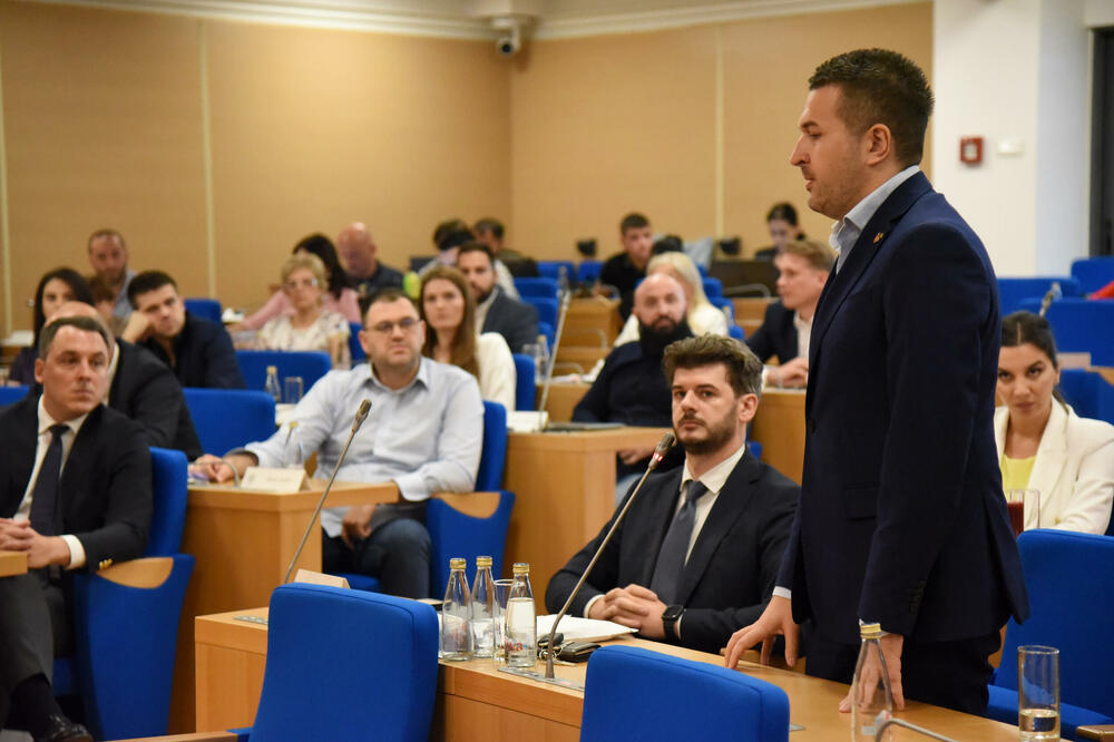 Značajan broj odbornika iz glavnog grada su i poslanici u državnom parlamentu: detalj sa sjednice podgoričke skupštine, Foto: Luka Zekovic