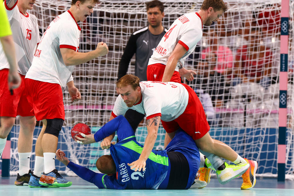 Pivot Slovenije Matej Gaber u duelu sa odbranom Danske, Foto: Reuters