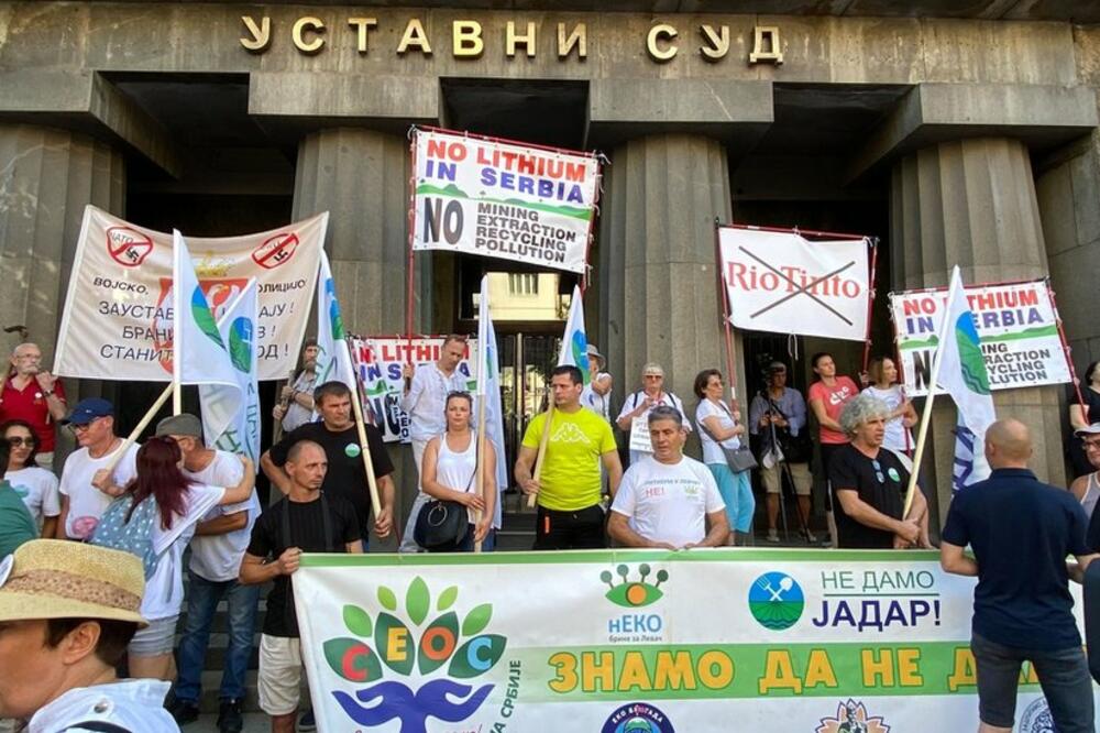 Protesti ispred Ustavnog suda u Beogradu protiv odluke koja je dovela do nove uredbe Vlade Srbije o iskopavanju litijuma, Foto: BBC