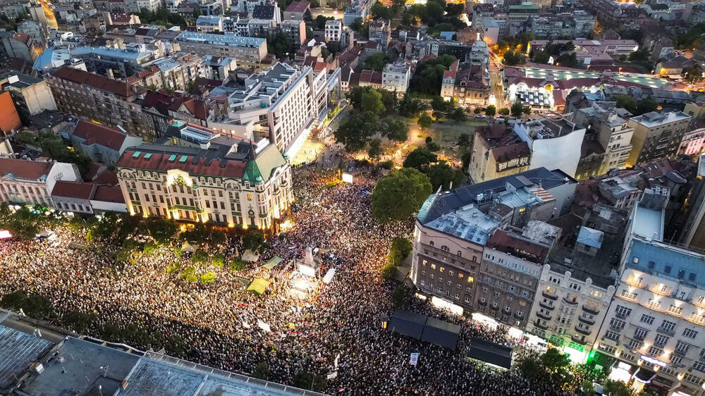 <p>Miting u centru Beograda uslijedio je poslije višenedjeljnih protesta u desetinama gradova širom Srbije protiv vladinog plana da dozvoli eksploataciju litijuma u ​​bujnoj poljoprivrednoj dolini na zapadu zemlje<br /> </p>