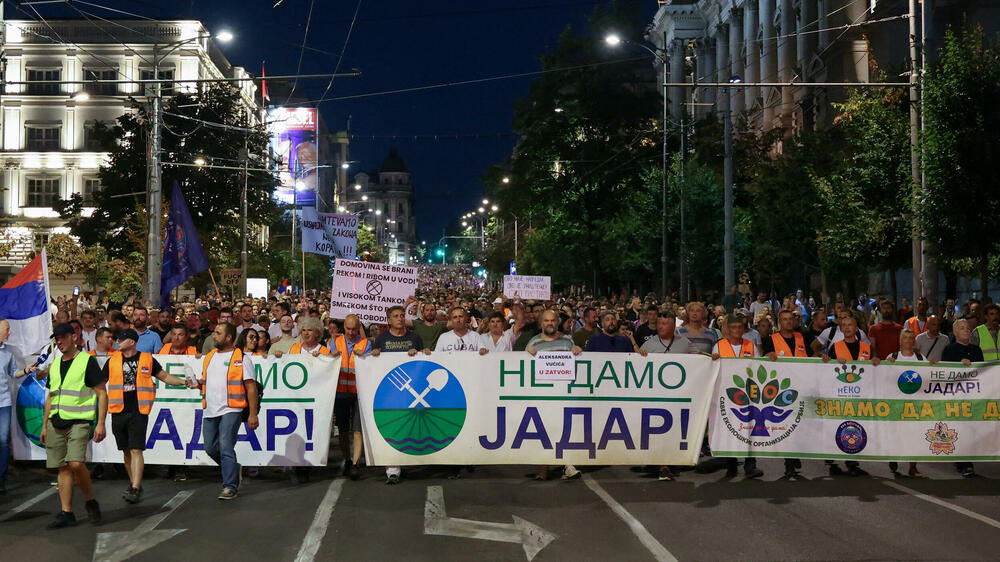 <p>Miting u centru Beograda uslijedio je poslije višenedjeljnih protesta u desetinama gradova širom Srbije protiv vladinog plana da dozvoli eksploataciju litijuma u ​​bujnoj poljoprivrednoj dolini na zapadu zemlje<br /> </p>