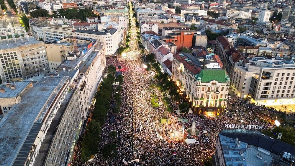 <p>Pokret Kreni-Promeni u objavi na mreži X naveo da su do tog podatka došli korišćenjem aplikacije za "računanje mase na javnim događajima". Dačić kazao da je policija tokom protesta privela 14 osoba zbog postojanja osnova sumnje da su počinili krivična djela<br /> </p>