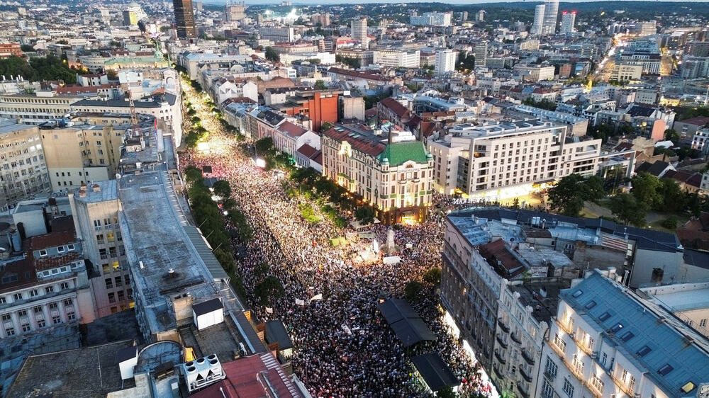 <p>Miting u centru Beograda uslijedio je poslije višenedjeljnih protesta u desetinama gradova širom Srbije protiv vladinog plana da dozvoli eksploataciju litijuma u ​​bujnoj poljoprivrednoj dolini na zapadu zemlje<br /> </p>