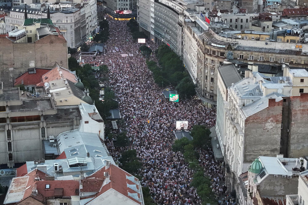 <p>Pokret Kreni-Promeni u objavi na mreži X naveo da su do tog podatka došli korišćenjem aplikacije za "računanje mase na javnim događajima". Dačić kazao da je policija tokom protesta privela 14 osoba zbog postojanja osnova sumnje da su počinili krivična djela<br /> </p>