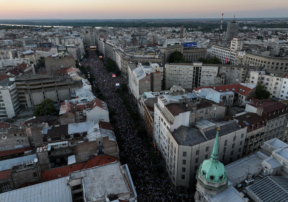 <p>Pokret Kreni-Promeni u objavi na mreži X naveo da su do tog podatka došli korišćenjem aplikacije za "računanje mase na javnim događajima". Dačić kazao da je policija tokom protesta privela 14 osoba zbog postojanja osnova sumnje da su počinili krivična djela<br /> </p>