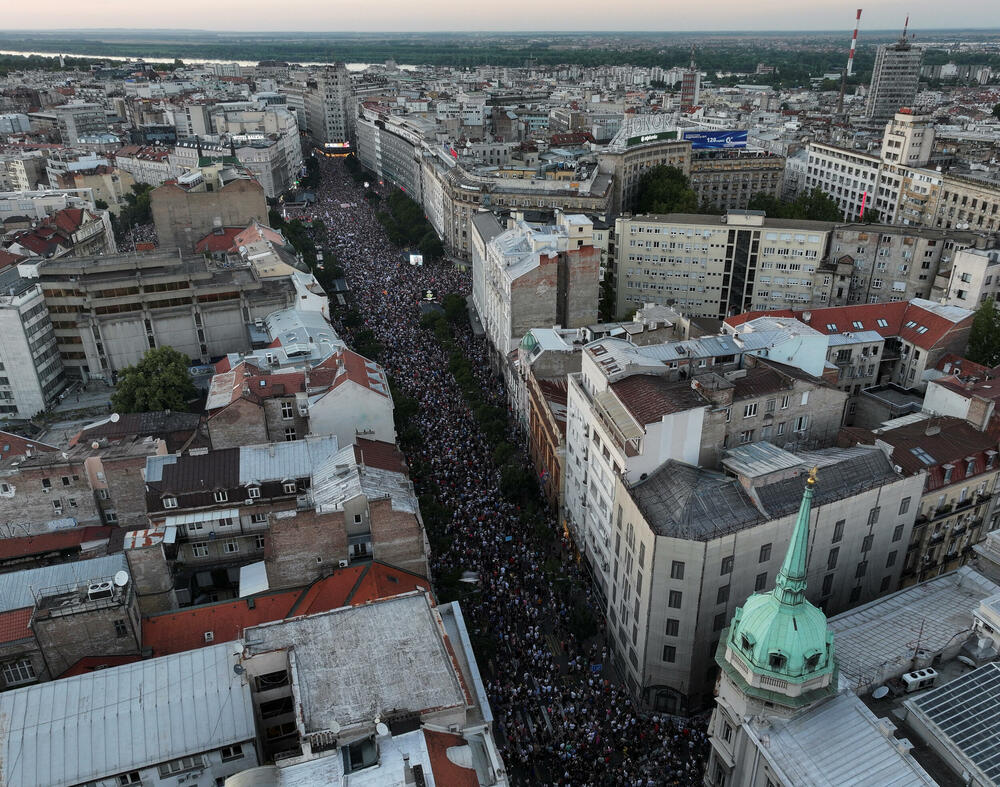 <p>Miting u centru Beograda uslijedio je poslije višenedjeljnih protesta u desetinama gradova širom Srbije protiv vladinog plana da dozvoli eksploataciju litijuma u ​​bujnoj poljoprivrednoj dolini na zapadu zemlje<br /> </p>