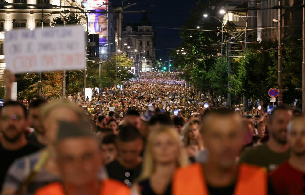 <p>Pokret Kreni-Promeni u objavi na mreži X naveo da su do tog podatka došli korišćenjem aplikacije za "računanje mase na javnim događajima". Dačić kazao da je policija tokom protesta privela 14 osoba zbog postojanja osnova sumnje da su počinili krivična djela<br /> </p>