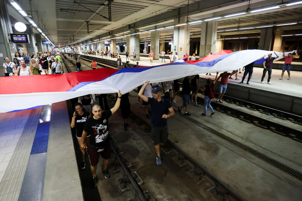 <p>Organizatori velikog protesta protiv iskopavanja litijuma ranije su najavili da će ove dvije željezničke stanice biti blokirane, a u prekidu je i saobraćaj na mostu Gazela</p>