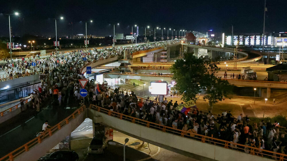 <p>Pokret Kreni-Promeni u objavi na mreži X naveo da su do tog podatka došli korišćenjem aplikacije za "računanje mase na javnim događajima". Dačić kazao da je policija tokom protesta privela 14 osoba zbog postojanja osnova sumnje da su počinili krivična djela<br /> </p>