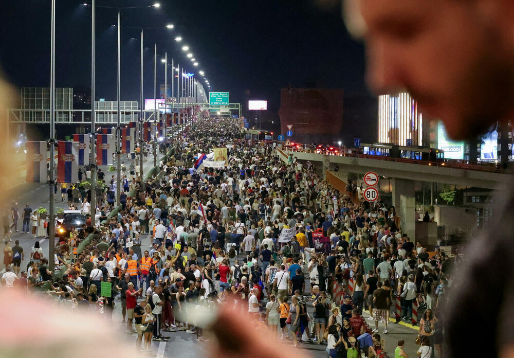 <p>Pokret Kreni-Promeni u objavi na mreži X naveo da su do tog podatka došli korišćenjem aplikacije za "računanje mase na javnim događajima". Dačić kazao da je policija tokom protesta privela 14 osoba zbog postojanja osnova sumnje da su počinili krivična djela<br /> </p>