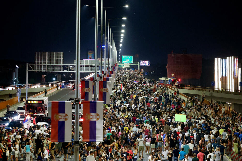 <p>Pokret Kreni-Promeni u objavi na mreži X naveo da su do tog podatka došli korišćenjem aplikacije za "računanje mase na javnim događajima". Dačić kazao da je policija tokom protesta privela 14 osoba zbog postojanja osnova sumnje da su počinili krivična djela<br /> </p>