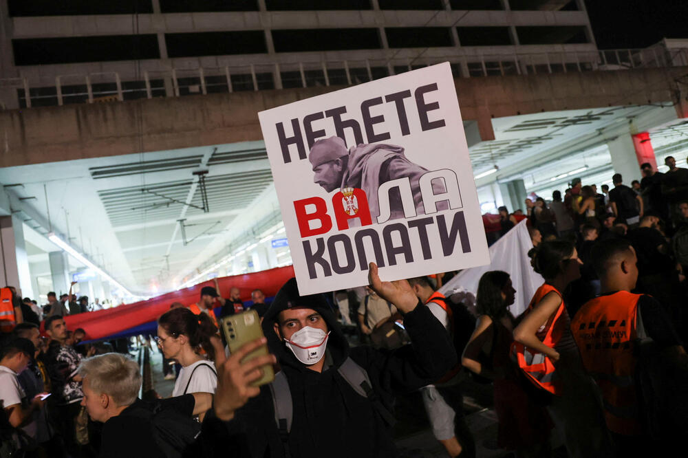 Detalj sa protesta održanog sinoć u Beogradu, Foto: REUTERS