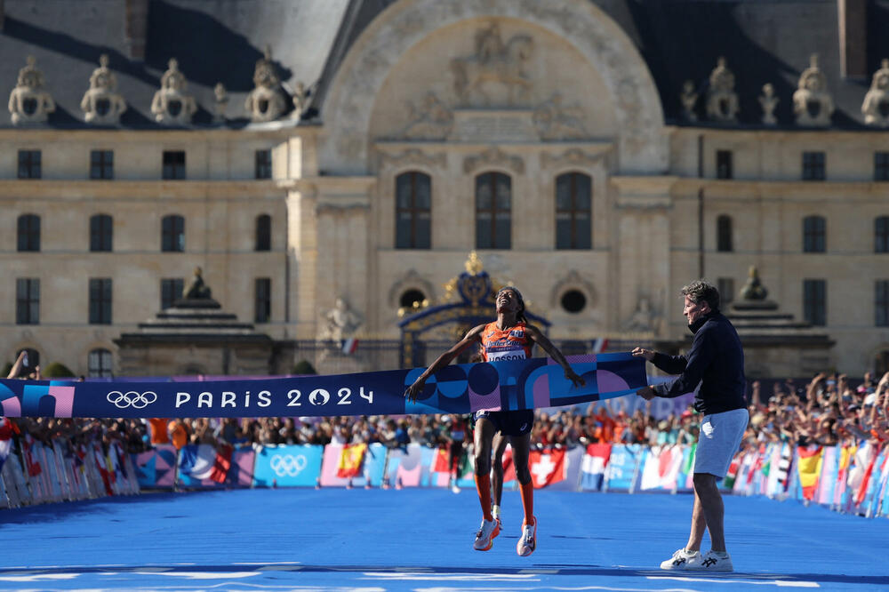 Sifan Hasan na cilju maratona u Parizu, Foto: Reuters