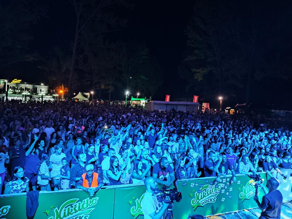 <p>Zavjesu na ovogodišnje izdanje Lake fest-a spustio je engleski popularni DJ i producent Jax Jones, poznat po hitovima "You Don't Know Me" i "Where Did You Go?", dok su na bini u kampu to uradili bendovi – "Petrikor", "Mikrokozma" i "Logička greška"</p>