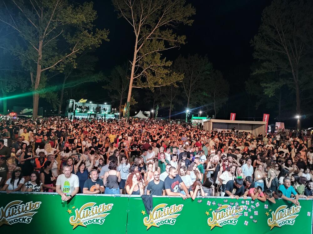 <p>Zavjesu na ovogodišnje izdanje Lake fest-a spustio je engleski popularni DJ i producent Jax Jones, poznat po hitovima "You Don't Know Me" i "Where Did You Go?", dok su na bini u kampu to uradili bendovi – "Petrikor", "Mikrokozma" i "Logička greška"</p>