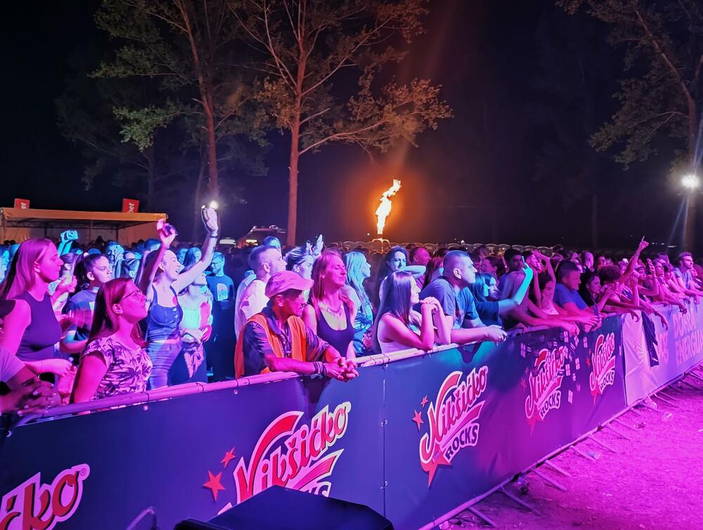 <p>Zavjesu na ovogodišnje izdanje Lake fest-a spustio je engleski popularni DJ i producent Jax Jones, poznat po hitovima "You Don't Know Me" i "Where Did You Go?", dok su na bini u kampu to uradili bendovi – "Petrikor", "Mikrokozma" i "Logička greška"</p>