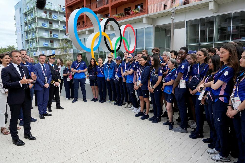 Makron sa francuskim sportistima u olimpijskom selu