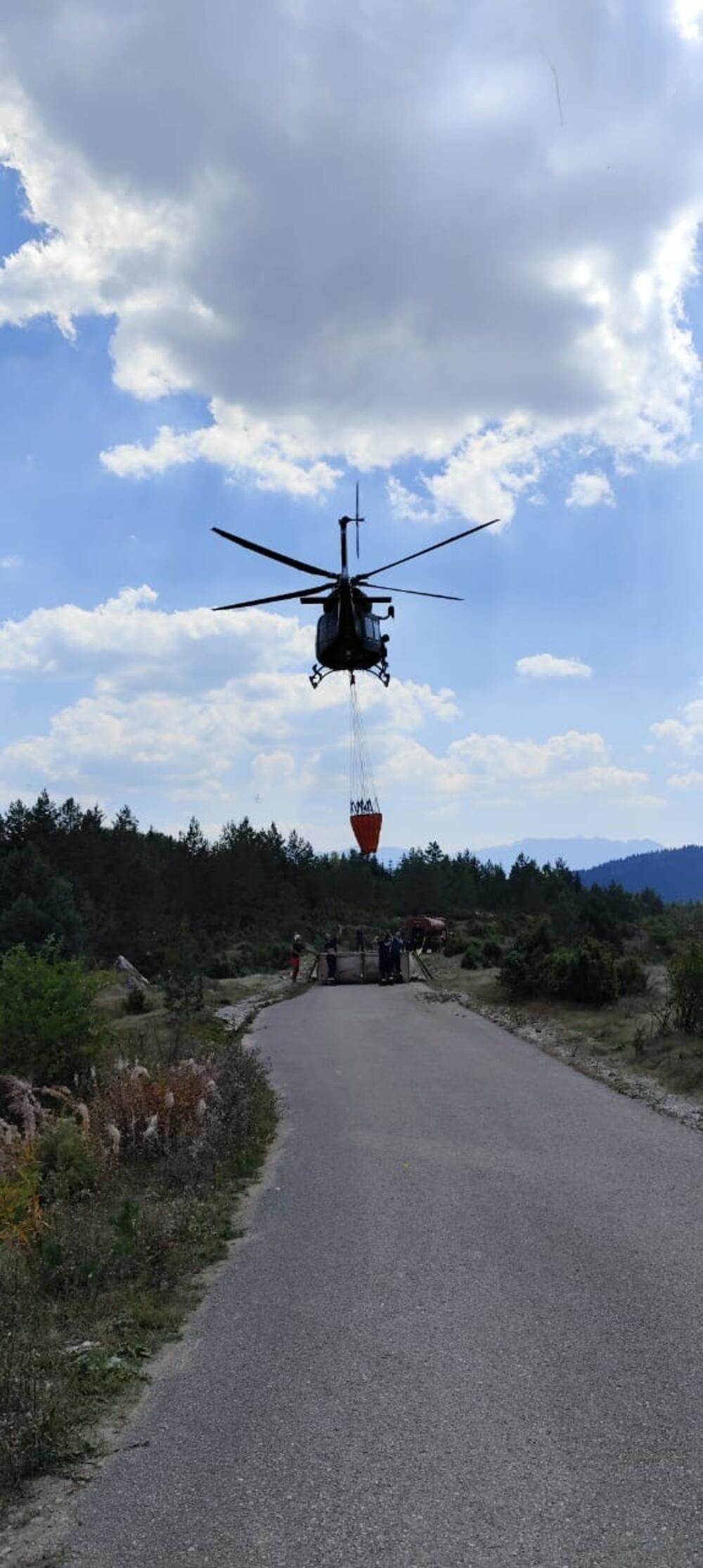 <p>Za pet sati helikopter je izručio 52 tone vode na zapaljenu borovu šumu</p>