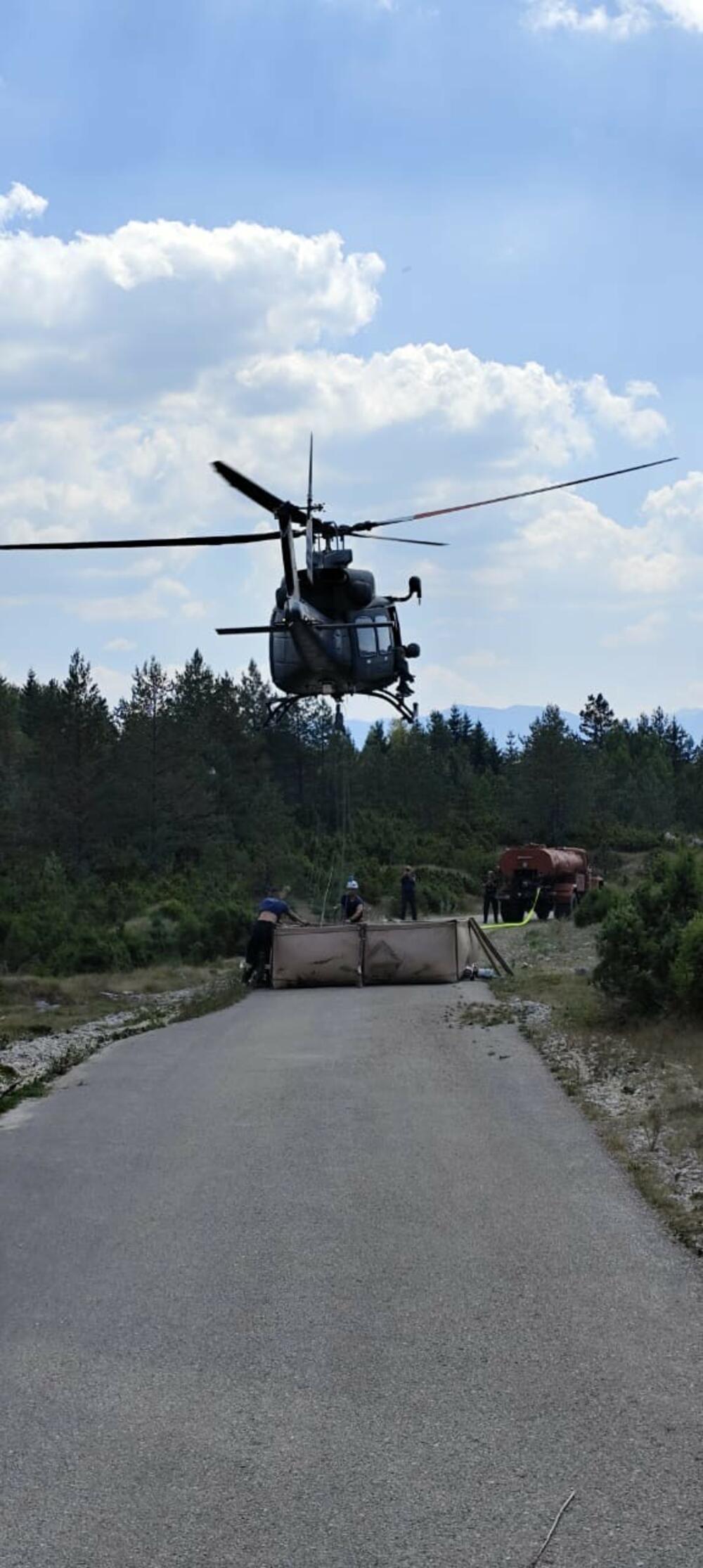 <p>Za pet sati helikopter je izručio 52 tone vode na zapaljenu borovu šumu</p>