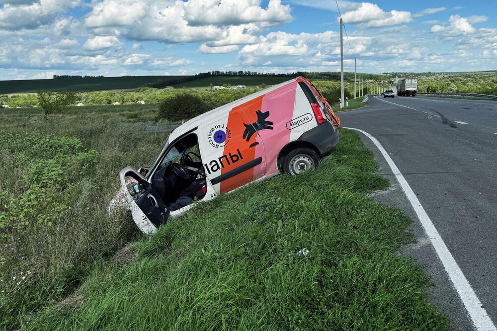 Oštećeno vozilo na putu u Kursku, Foto: Reuters