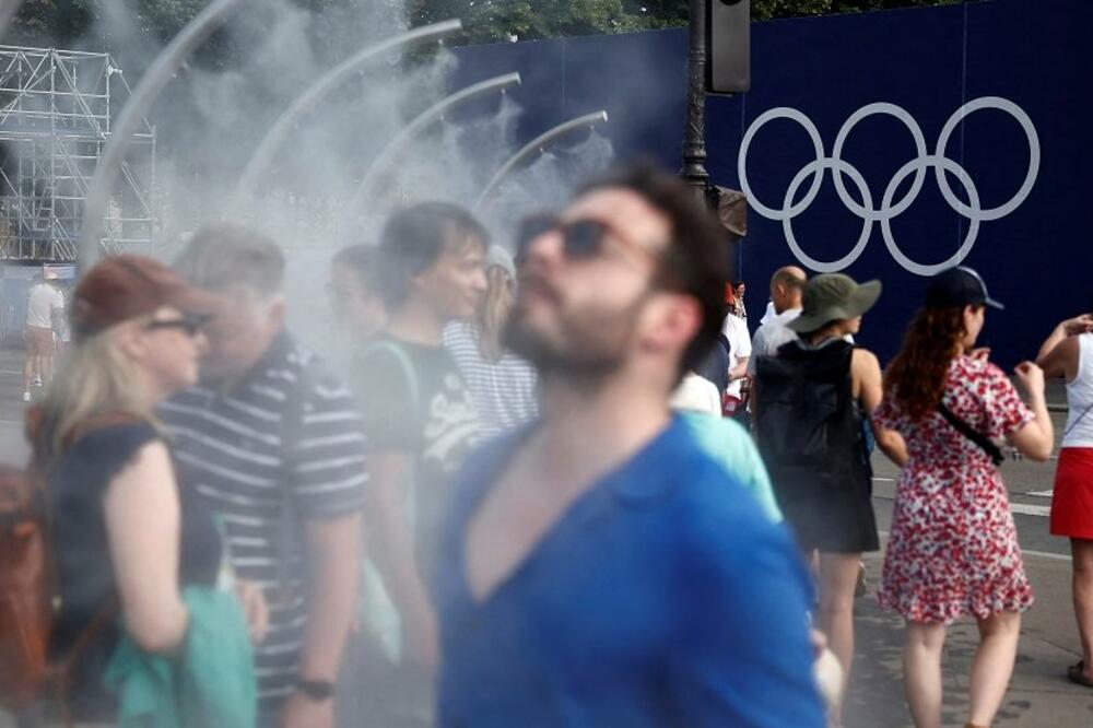 Gradovi na razne načine pokušavaju da pomognu stanovnicima da se lakše nose sa visokim temperaturama, poput ovih tuševa za rashlađivanje u Parizu tokom Olimpijskih igara, Foto: Reuters / Benoit Tessier