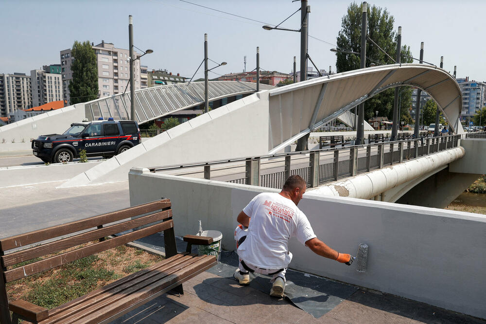 Radnici su juče farbali most na Ibru, Foto: Rojters