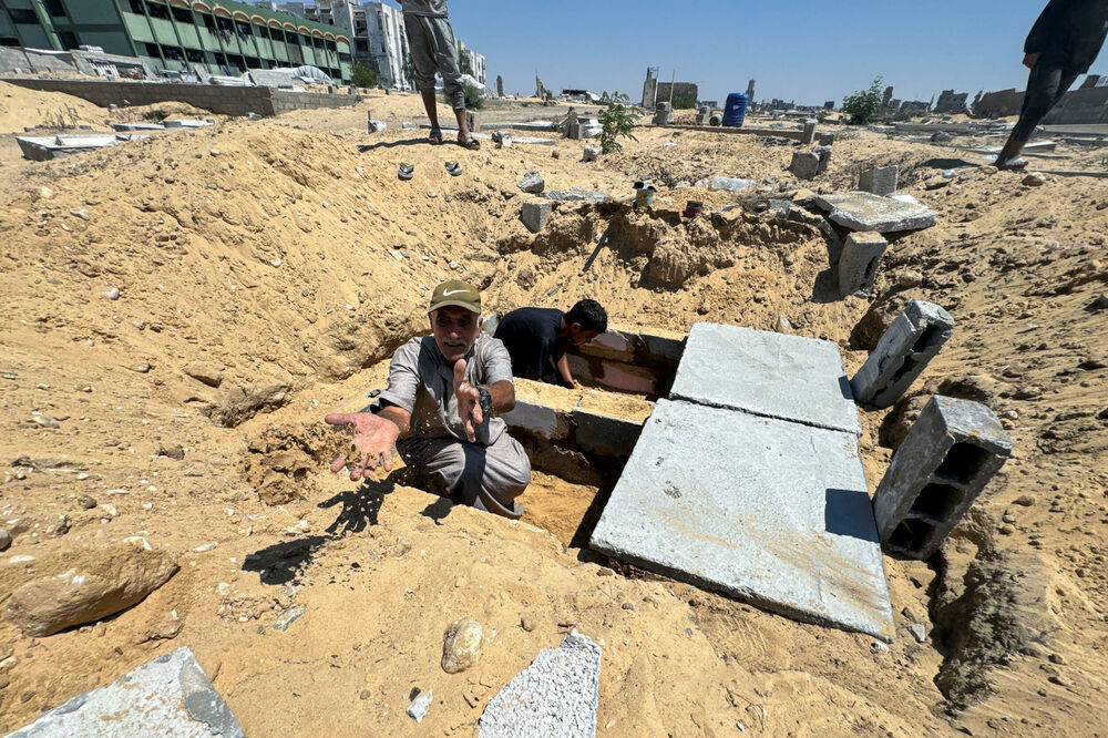 Palestinci kopaju grobove u Gazi, Foto: Reuters