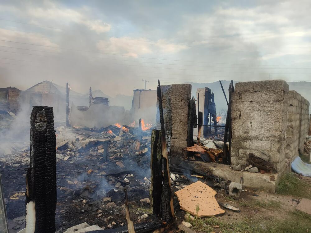 <p>"U zadnjih desetak dana na ovom području imamo preko 30, 40 intervencija i dojava... Ovo je samo jedan u nizu požara, koji je danas nažalost eskalirao", rekao je Tadić</p>