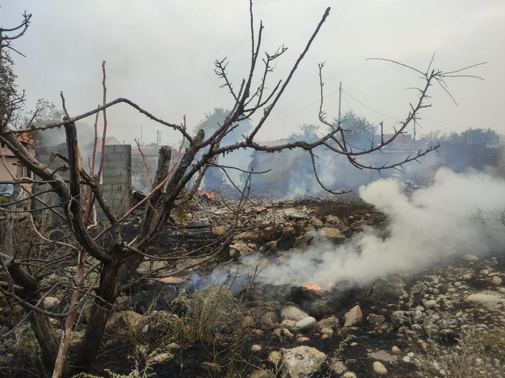 <p>"U zadnjih desetak dana na ovom području imamo preko 30, 40 intervencija i dojava... Ovo je samo jedan u nizu požara, koji je danas nažalost eskalirao", rekao je Tadić</p>