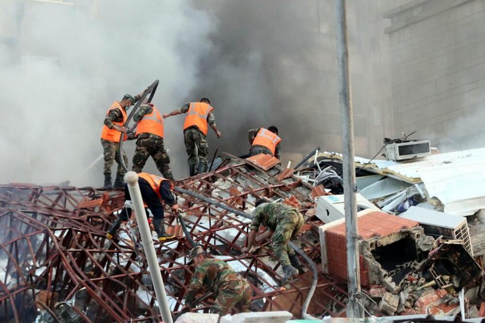 Spasioci na mjestu vazdušnog udara na prijestonicu Sirije Damask 1. aprila, Foto: Reuters