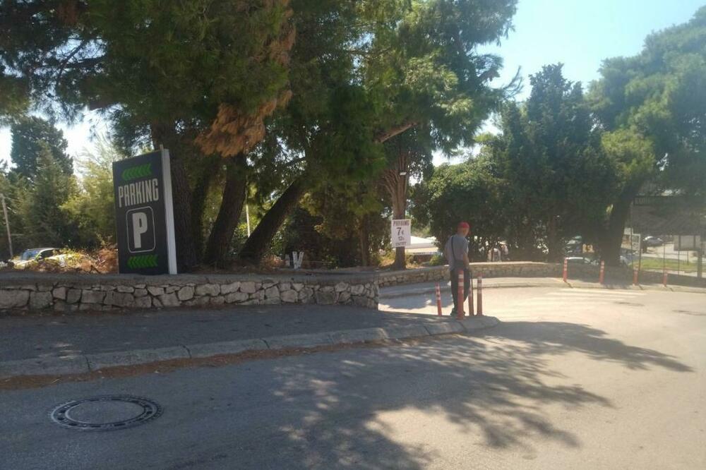 Parking na lokaciji hotela “Galeb”, Foto: Samir Adrović