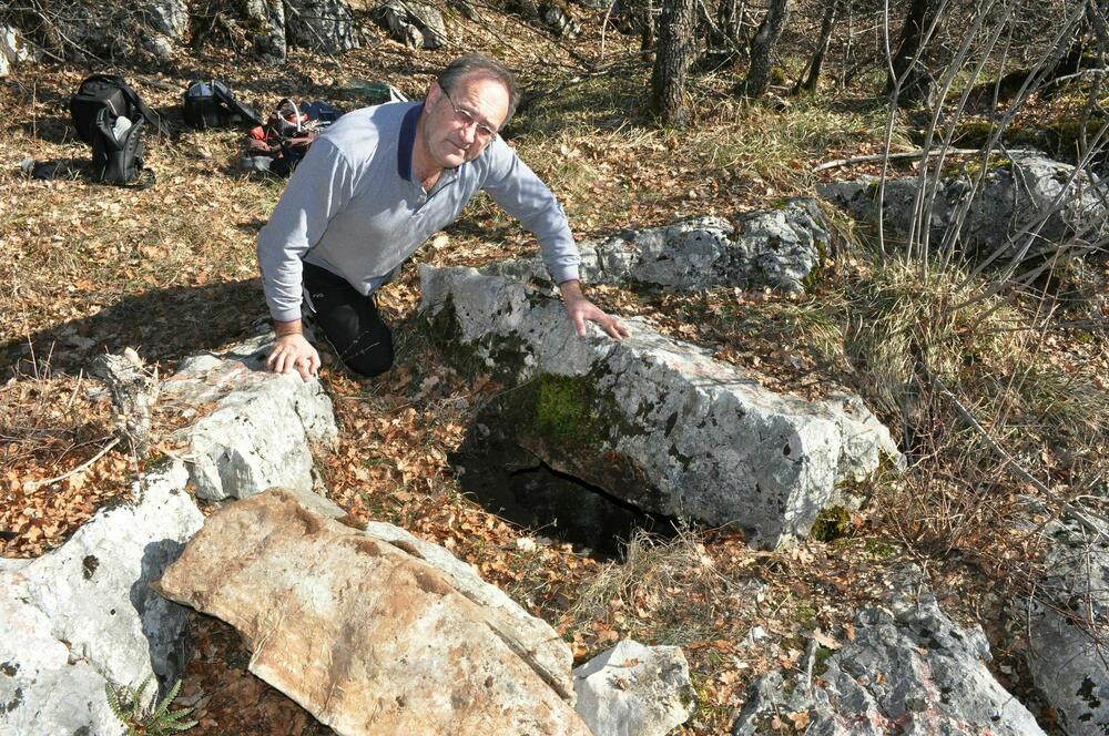 Šapurić na otvoru jame Kotor