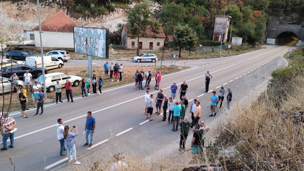 <p>I sjutra će, kako su poručili, blokirati Budoš od 19 do 20:30 časova, preksjutra će blokada trajati dva sata, a u subotu veče sat i tako redom, sve dok njihovi zahtjevi ne budu ispunjeni i sporni materijal ne bude izvezen iz Nikšića</p>