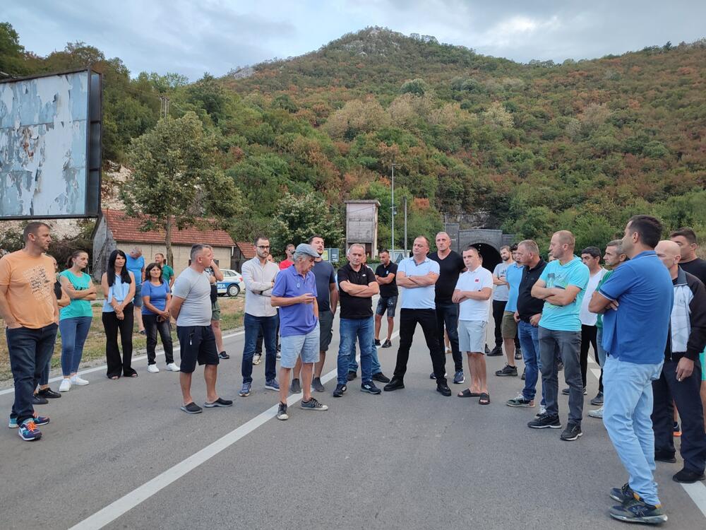 <p>I sjutra će, kako su poručili, blokirati Budoš od 19 do 20:30 časova, preksjutra će blokada trajati dva sata, a u subotu veče sat i tako redom, sve dok njihovi zahtjevi ne budu ispunjeni i sporni materijal ne bude izvezen iz Nikšića</p>