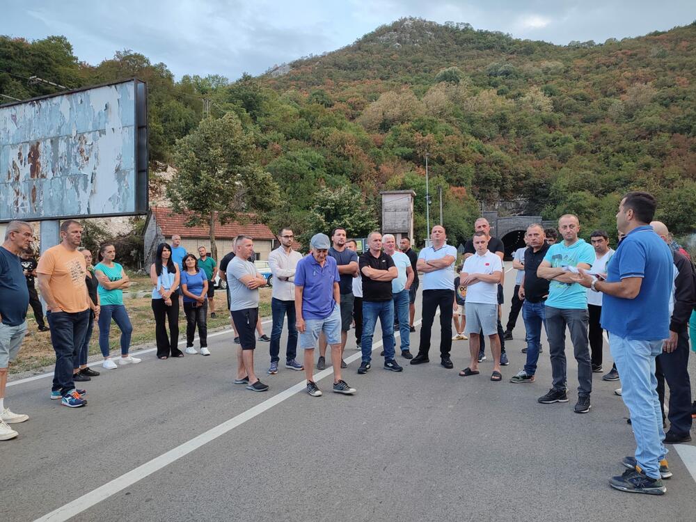 <p>I sjutra će, kako su poručili, blokirati Budoš od 19 do 20:30 časova, preksjutra će blokada trajati dva sata, a u subotu veče sat i tako redom, sve dok njihovi zahtjevi ne budu ispunjeni i sporni materijal ne bude izvezen iz Nikšića</p>