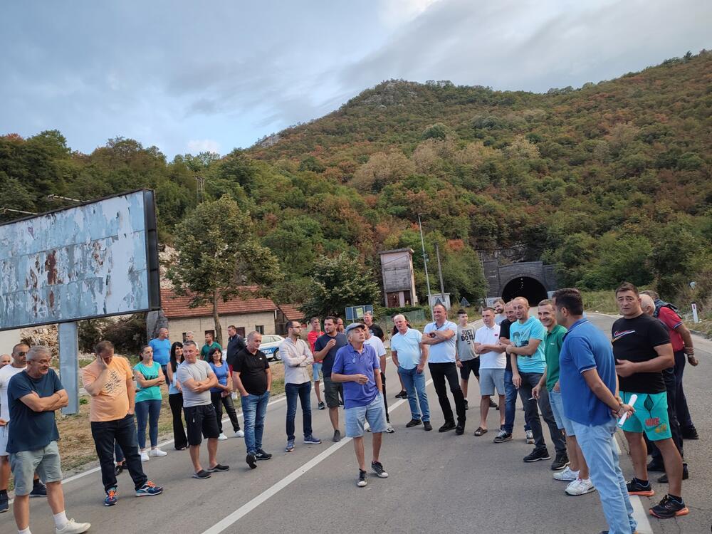 <p>I sjutra će, kako su poručili, blokirati Budoš od 19 do 20:30 časova, preksjutra će blokada trajati dva sata, a u subotu veče sat i tako redom, sve dok njihovi zahtjevi ne budu ispunjeni i sporni materijal ne bude izvezen iz Nikšića</p>