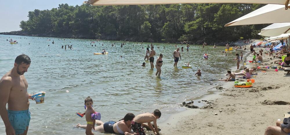 Kupači na plaži uprkos zabrani