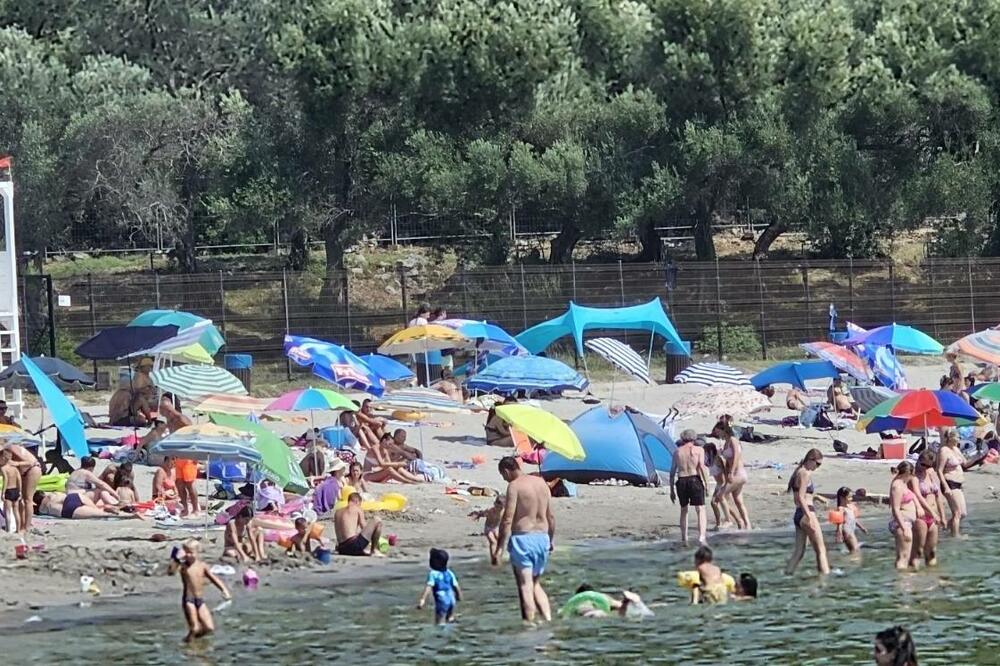 Kupači na plaži uprkos zabrani zbog lošeg kvaliteta morske vode, Foto: Čitalac Vijesti