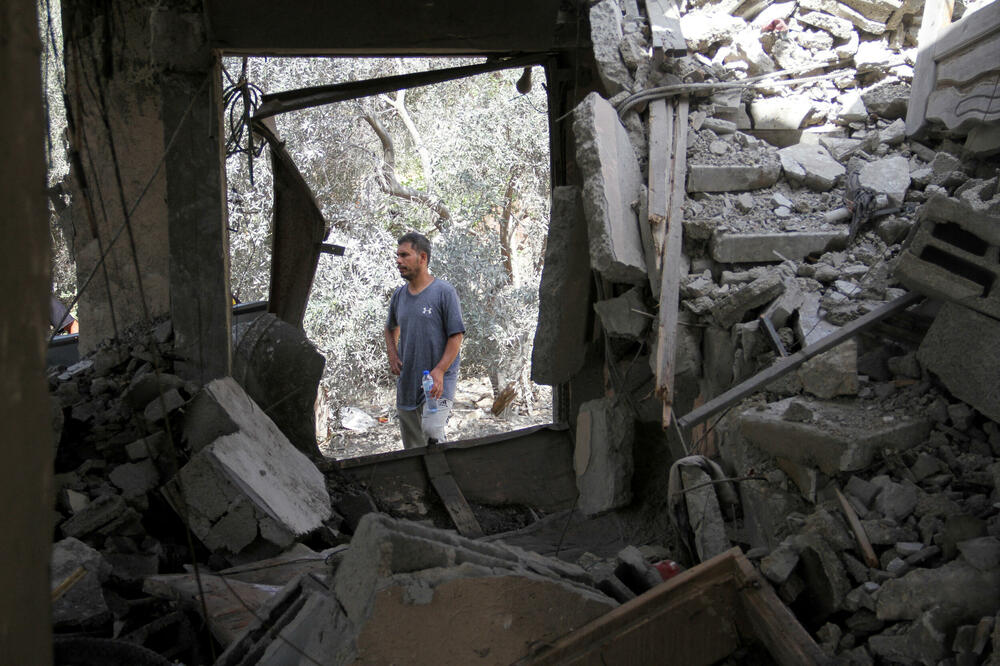 Palestinac ispred razorene kuće u Bet Lahiji na sjeveru Pojasa Gaze, Foto: Rojters