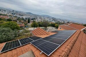 Zaposleni u "Solar gradnji" nezakonito priključivali solarne panele