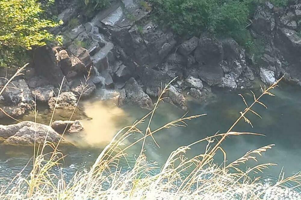 Građani zabrinuti zbog tečnosti koja se prije dva dana izlila u Moraču, Foto: Printskrin