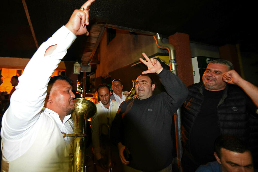 Ćulafić (u sredini) sa pristalicama nakon izbora u Andrijevici 2. juna, Foto: BORIS PEJOVIC